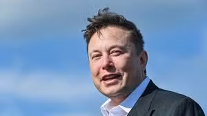 Bên cạnh đó, Musk đã đưa ra ý tưởng thực hiện dự án Hyperloop để vận chuyển hàng hóa và con người rất nhanh bằng cách sử dụng điện từ trường, cho các khoang tàu chạy trong đường ống chân không xây dựng riêng biệt.
