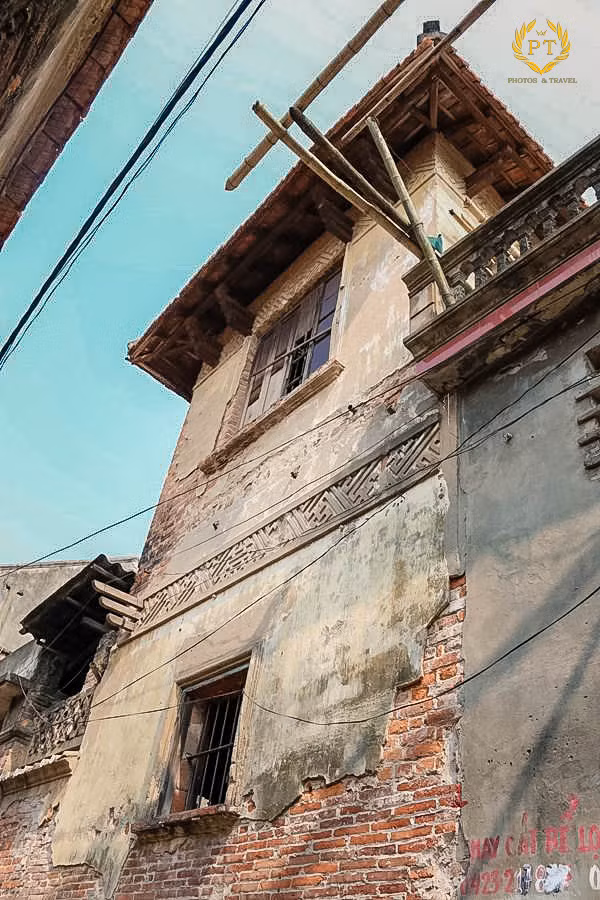 Căn nhà cổ 2 tầng của một thương gia giàu có trong làng đầu thế kỷ 20 đã nhuốm màu thời gian. Ảnh: Photostravel.