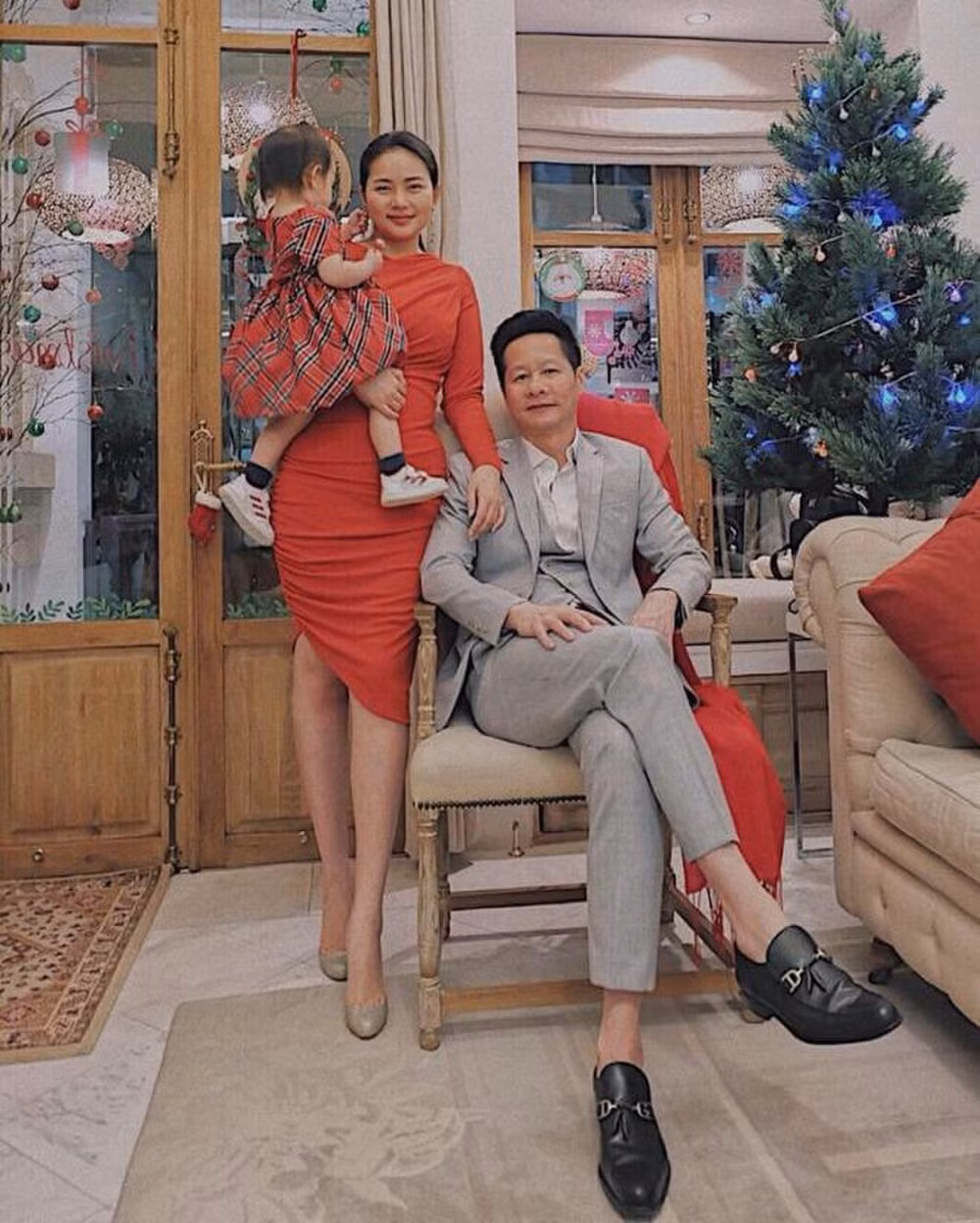 Dù rút lui khỏi showbiz nhưng Phan Như Thảo vẫn được nhiều người ngưỡng mộ bởi cuộc sống hôn nhân viên mãn bên cạnh chồng là đại gia Đức An. Ảnh: FBNV.
