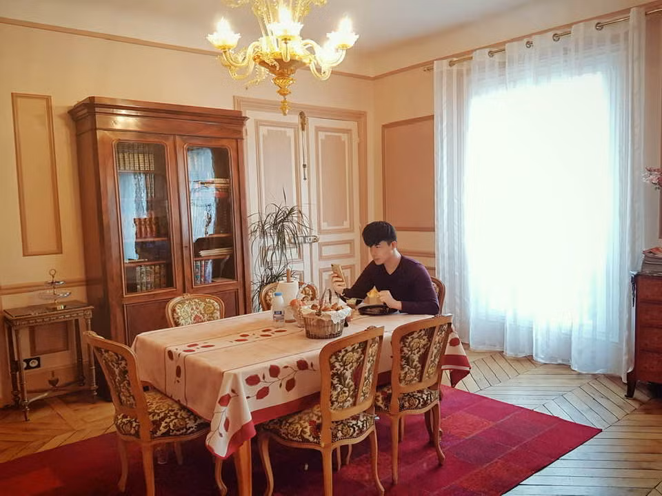 Khách sạn của Nathana Lee nằm tại vị trí đắc địa, ngay quảng trường Hotel De Ville, cách Nhà thờ Đức Bà Paris khoảng 200 m.