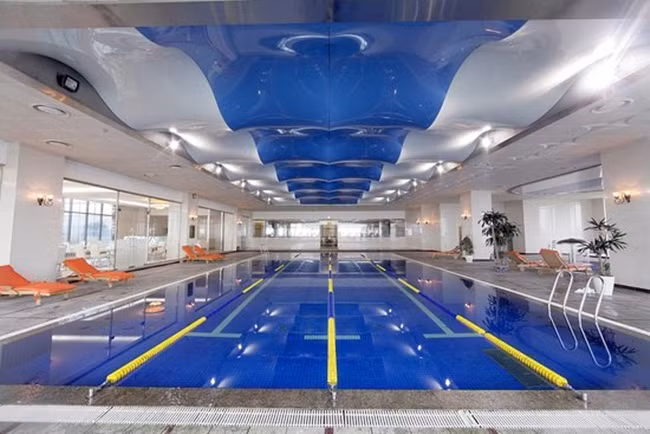 Khách sạn có bể bơi trong nhà ngập ánh sáng tự nhiên, kích thước 20x20m. Ảnh: Booking