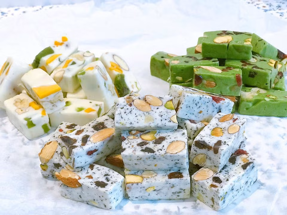 Giá loại kẹo này dao động từ 600.000-800.000 đồng/kg tùy loại như nougat café, nougat xoài, nougat bạc hà...