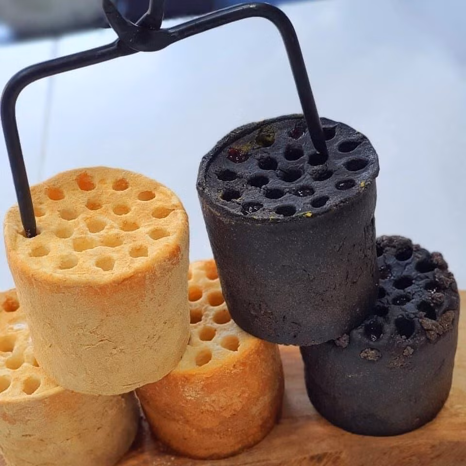 Gần đây, những chiếc bánh mì hình dạng than tổ ong được chia sẻ rậm rộ trên các trang mạng xã hội. Ảnh: Facebook.