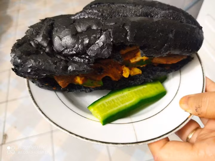 Loại bánh mì sở hữu vẻ ngoài độc đáo này được dân mạng gọi vui là "bánh mì bóng đêm" bán tại một cửa hàng ở Quảng Ninh. Ảnh: Facebook.