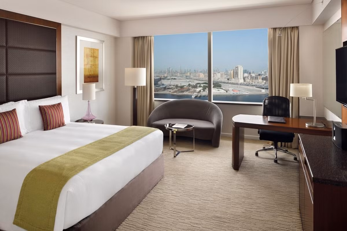 Các phòng nghỉ tại Crowne Plaza được trang bị nội thất có thiết kế riêng, sang trọng. Ảnh: Booking