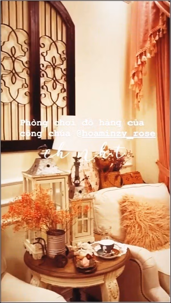 Một góc phòng của ca sĩ Hòa Minzy dễ thương như công chúa. Ảnh: Instagram