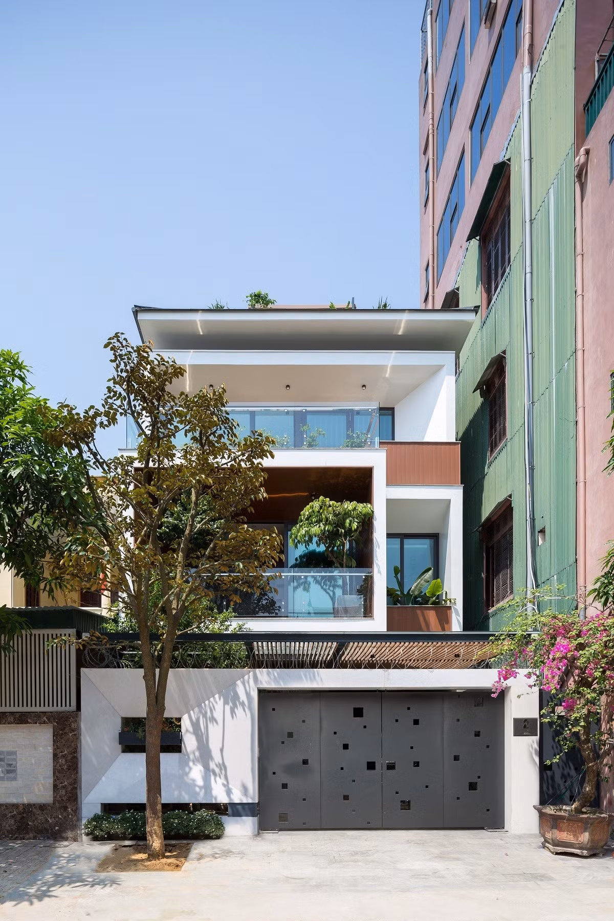 Bài toán của kiến trúc sư khi thiết kế nhà là giảm thiểu được bức xạ nhiệt mà vẫn đảm bảo tối đa lượng ánh sáng và thông gió tự nhiên.