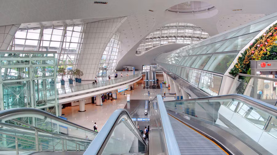 Sân bay quốc tế Incheon của Seoul là sân bay lớn nhất ở Hàn Quốc, có hơn 80 hãng hàng không. Incheon còn được công nhận ở hạng mục An ninh sân bay tốt nhất.