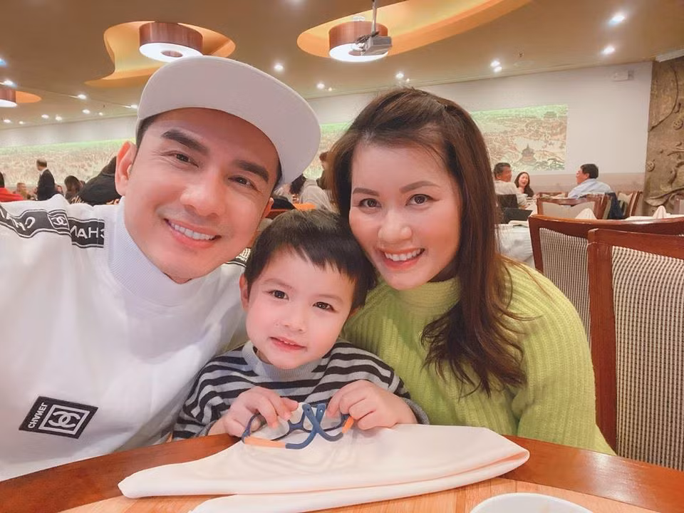 Bé Thiên Từ năm nay lên bốn tuổi nhưng đã được bố mẹ thành lập một công ty riêng. Thủy Tiên đặt mục tiêu phát triển công ty lớn mạnh và sau này sẽ giao lại con trai khi bé đến tuổi trưởng thành. Nữ doanh nhân cũng chuẩn bị những quỹ tiết kiệm, bảo hiểm cho quý tử. Ảnh: Vietnamnet