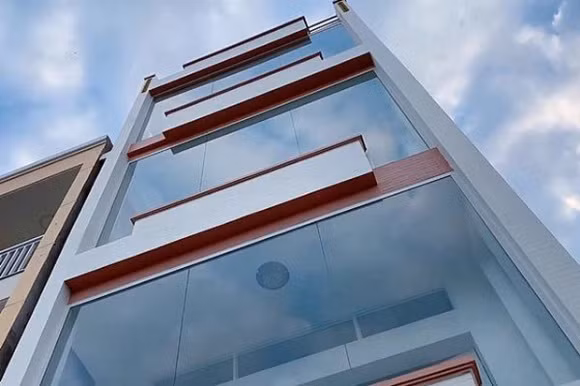 Ngôi nhà bề thế có 5 tầng, diện tích lên đến 200m2 và mặt tiền là chợ Vĩnh Bảo. Phía trong cực rộng rãi với 8 phòng ngủ, 3 phòng sinh hoạt lớn và một phòng lớn nhất để thờ gia tiên và thờ Phật.
