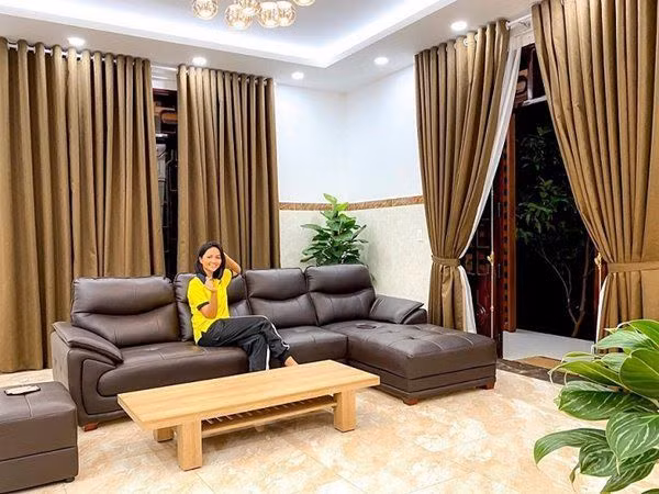 Căn nhà được thiết kế với không gian mở nhằm tạo cảm giác rộng rãi, thoải mái. Tổng thể căn nhà có tông màu trầm, mang hơi hướng hiện đại nhưng vẫn có những chi tiết truyền thống.