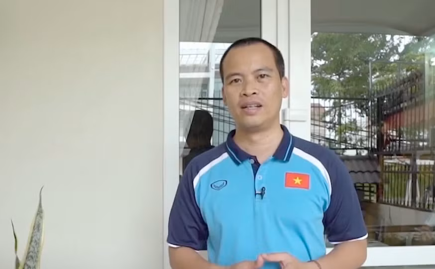 Căn nhà của tiền đạo Anh Đức tại Bình Dương có thiết kế hiện đại, cửa kính trong suốt. Ảnh: Vlog Minh Hải