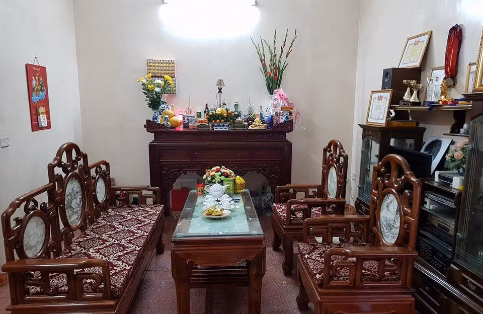 Trong nhà của Đình Trọng không quá xa hoa. Nội thất là những món đồ cơ bản. Ảnh: Mogi