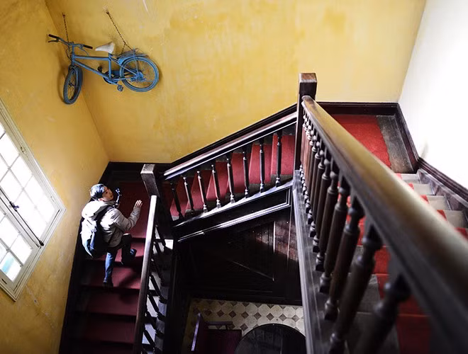 Bên trong dinh vẫn còn nguyên vẹn cầu thang bằng gỗ, lót thảm khá sang trọng. Ảnh: Zing.