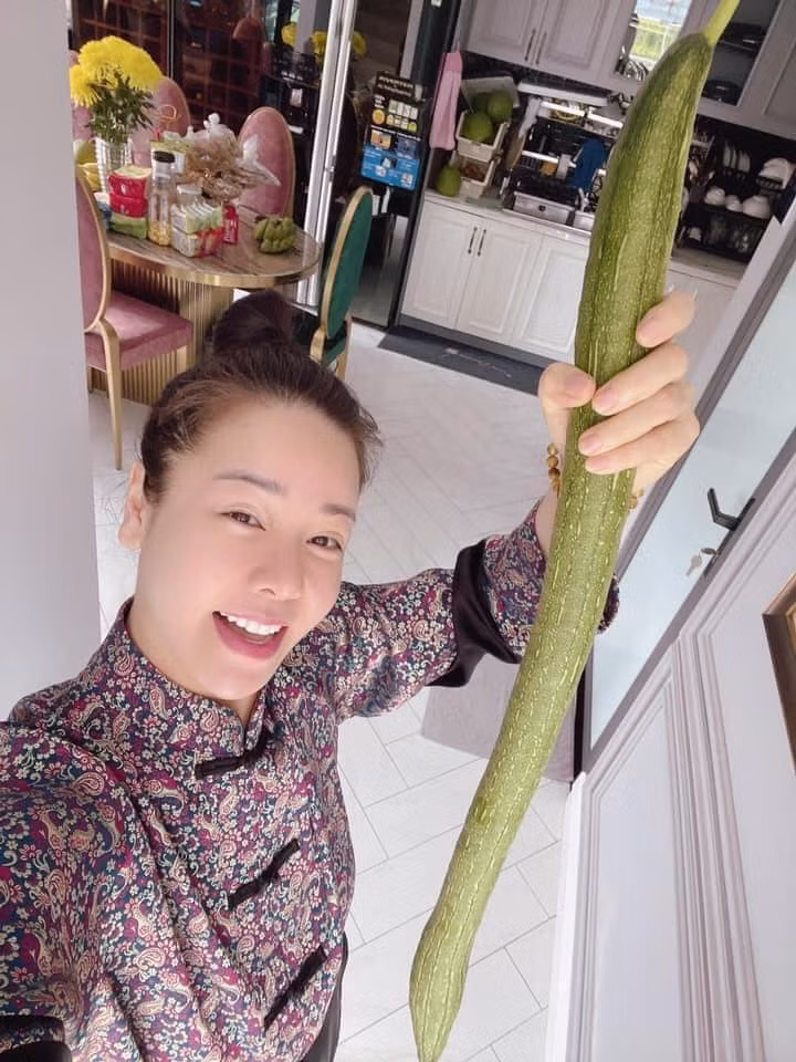 Mới đây, Nhật Kim Anh khoe giàn mướp hương mình trồng đã cho quả dài gần bằng người.