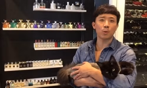 Trấn Thành có nhiều chai Kilian màu đen với thiết kế sang trọng đặc trưng. Kilian là thương hiệu nước hoa xa xỉ ở Paris. Những chai này có mức giá trung bình từ 5,5 tới 8 triệu đồng. Ảnh: chụp màn hình