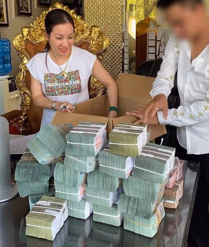 Năm 2015, mừng sinh nhật tuổi 35 của vợ, người chồng đã không tiếc tay chi tiền tỉ để tổ chức sinh nhật cho vợ. Bên cạnh đó còn mời hàng loạt các ngôi sao có tên tuổi trong làng giải trí Việt đến tham dự, biểu diễn để vợ vui. Ảnh: Internet.