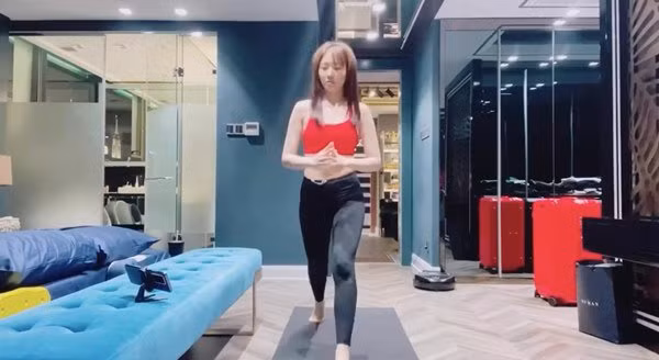 Phòng ngủ sang trọng có không gian để Hari Won luyện tập thể thao. Ảnh: cắt từ clip.