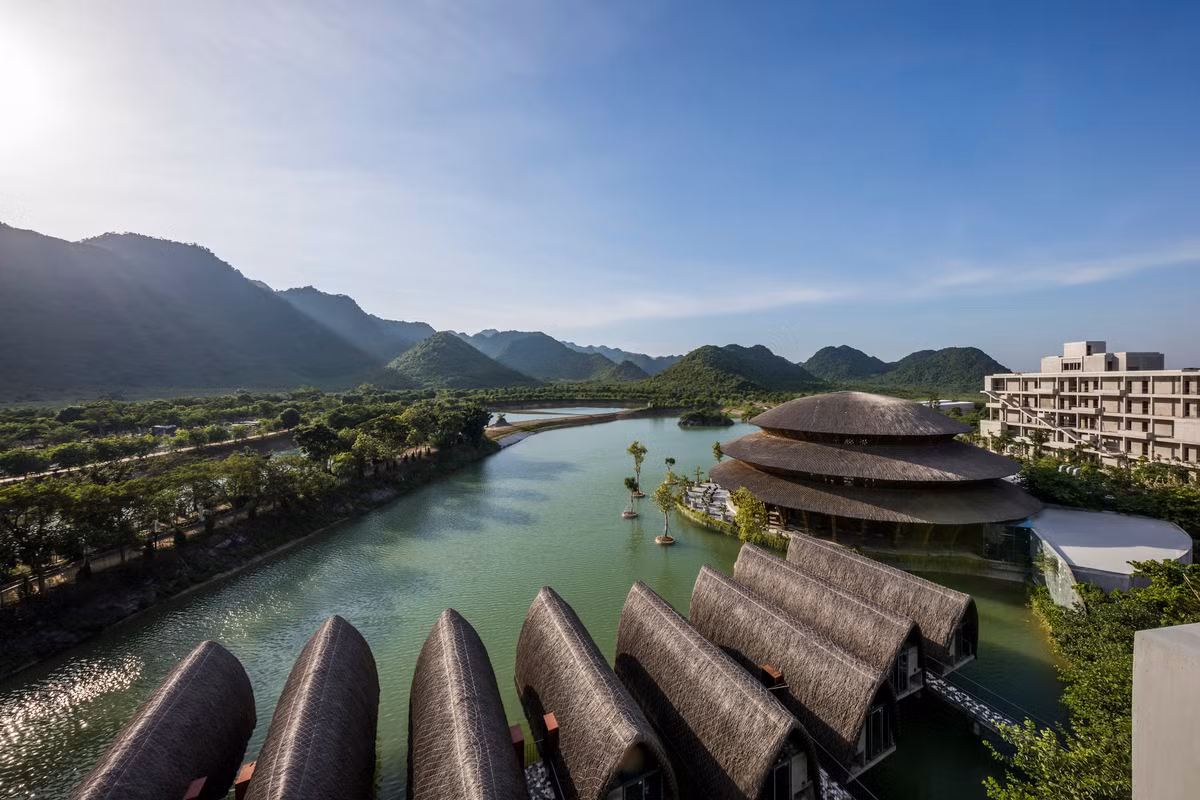  Nhà hàng Vedana được xây dựng tại bìa rừng Cúc Phương (Nho Quan, Ninh Bình) là một phần trong phức hợp nghỉ dưỡng Vedana Resort do công ty TNHH Võ Trọng Nghĩa quy hoạch toàn bộ, trong đó bao gồm 135 villa, 5 tòa condoltel và 8 bungalow, với số phòng lên tớ 622 phòng và số khách dự kiến 1350 người.