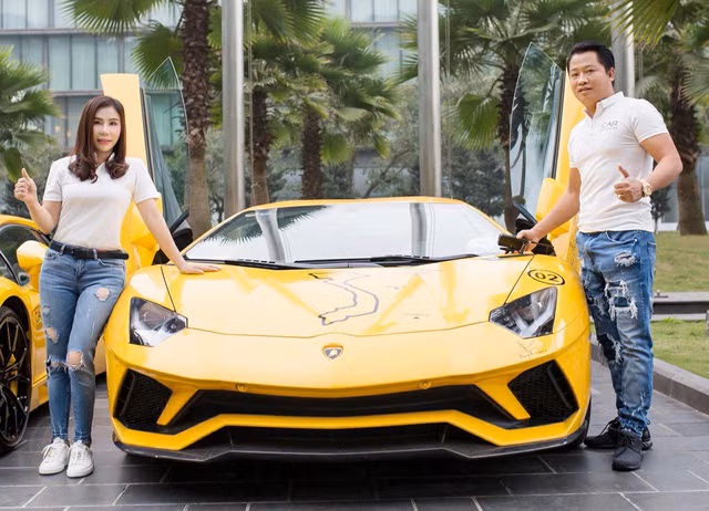 Vợ chồng nữ đại gia thẩm mỹ viện Phan Thị Mai - Hoàng Kim Khánh cũng gây xôn xao dư luận bởi sở hữu dàn siêu xe trăm tỷ. Ảnh: Pháp luật &amp; Bạn đọc