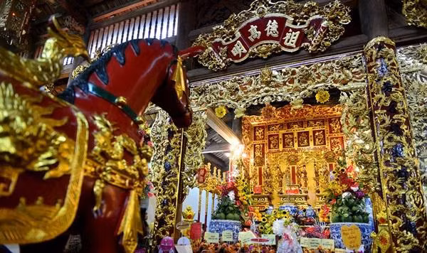 Bên trong nhà thờ, các hoành phi, câu đối, ngai thờ... đều được sơn son thếp vàng. Ảnh: Tinmoi