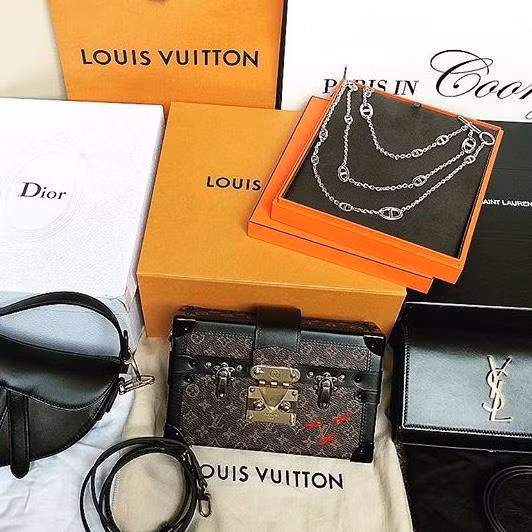 Những món đồ hàng hiệu của Tuboo đến từ các thương hiệu nổi tiếng như Gucci, Hermes, Louis Vuitton....