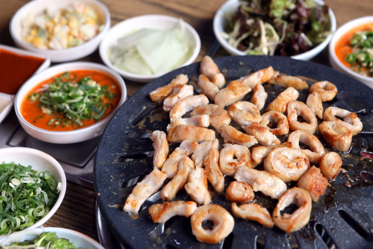 Thêm nữa, quá trình chế biến nội tạng động vật đòi hỏi chỉn chu, cẩn thận. Trong khi đó, các quán ăn đông khách, khâu này sẽ không được ưu tiên.