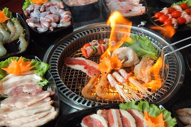 Trên thị trường hiện nay, các quán buffet lẩu nướng "mọc lên như nấm" với đủ phân khúc từ cao cấp vài trăm nghìn/suất đến bình dân chỉ 100.000 đồng/suất.