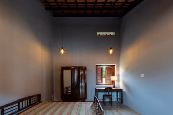 Phòng ngủ vẫn giữ được sự riêng tư cần thiết và liên kết với các không gian chung như hành lang, hồ nước, sân, phòng ăn, bếp tạo không gian giao tiếp gần gũi giữa các thành viên.