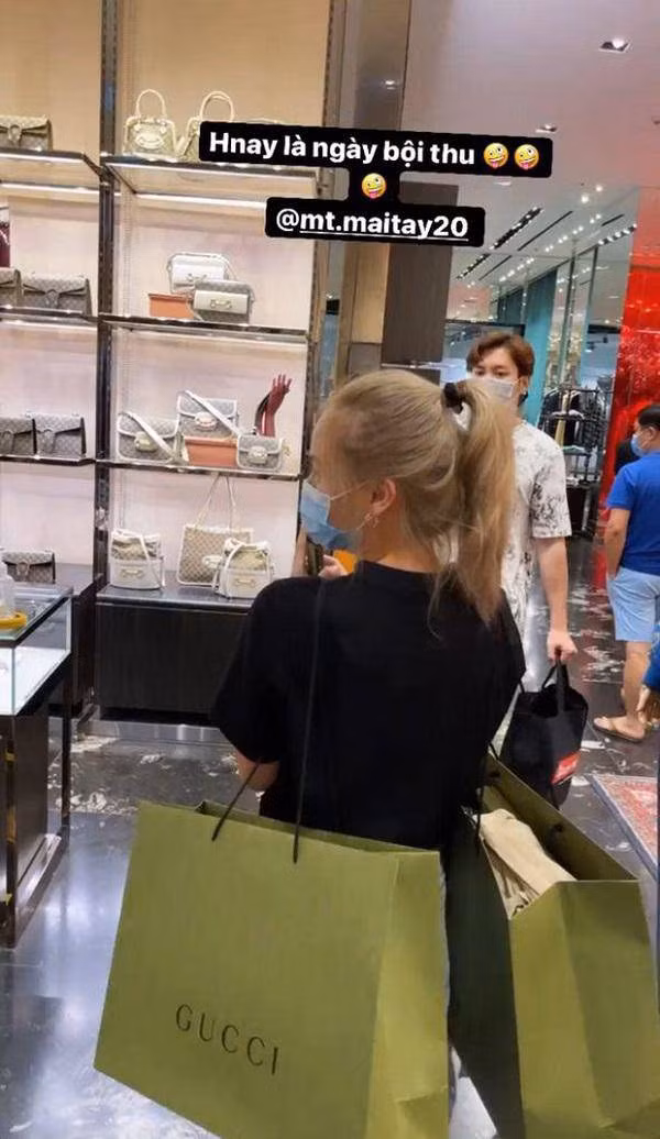 Không chỉ vậy, thiếu gia Sài thành còn đăng ảnh bạn gái Mai Tây xách trên tay hai túi đồ nặng trĩu được mẹ cậu mua tặng khiến dân mạng "ghen tị".
