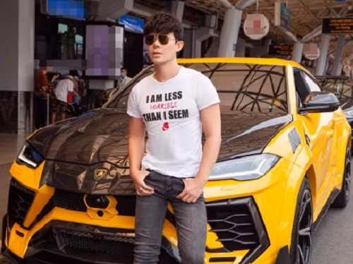 Không hề kém cạnh, Nathan Lee liên tục khoe những hình ảnh về chiếc Lamborghini Urus màu vàng lên trang cá nhân để chứng minh đẳng cấp hơn hẳn Ngọc Trinh. Ảnh: FBNV