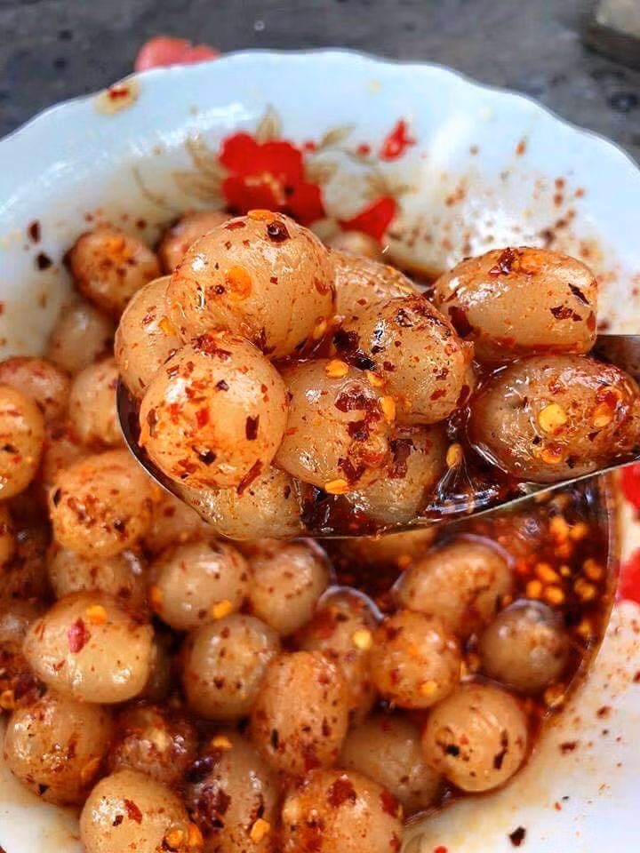 Vải rừng có vị chua nên thường được ăn bằng cách xóc cùng muối ớt hoặc trộn cùng nước mắm, đường. Tại Hà Nội, vải rừng có giá từ 50.000 - 70.000 đồng/kg. Ảnh: Vietnamnet