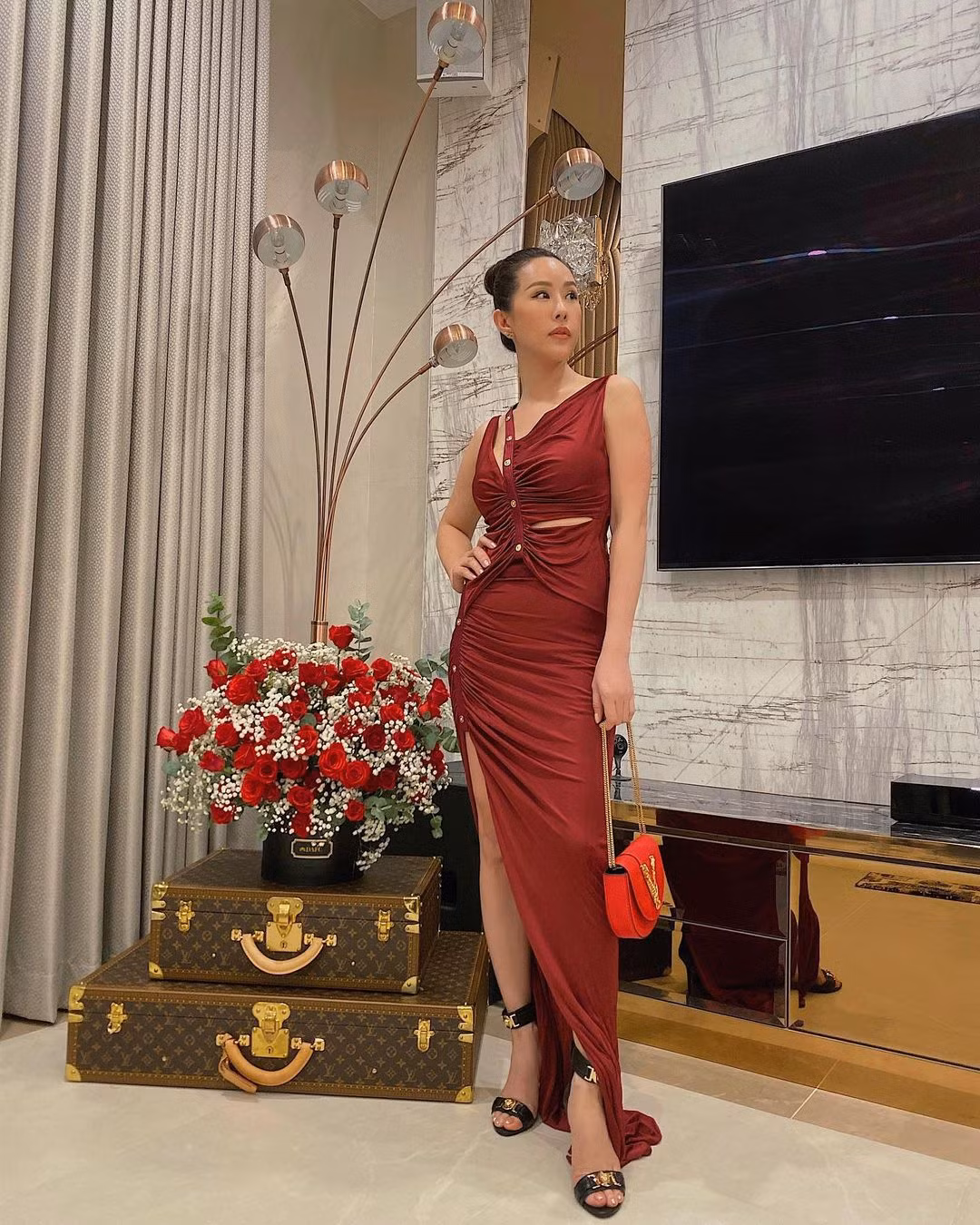 Hoa hậu Thu Hoài sở hữu căn nhà tại Quận 7, TP.HCM và có diện tích hơn 430m2. Toàn bộ nhà được trang trí theo phong cách hiện đại nhưng vẫn mang đến sự gần gũi, ấm cúng. Ảnh: FBNV