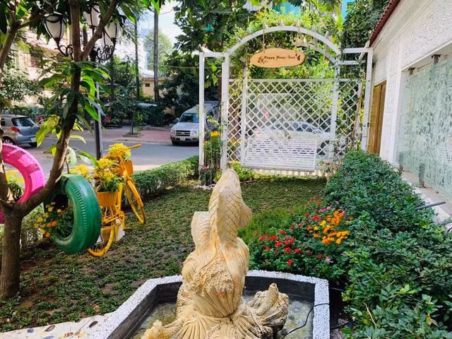 Ngôi nhà có khoảng sân vườn rất rộng, xung quanh đều được bố trí khéo léo với những góc nhỏ ngập tràn cây cảnh và hoa. Ảnh: Lao động