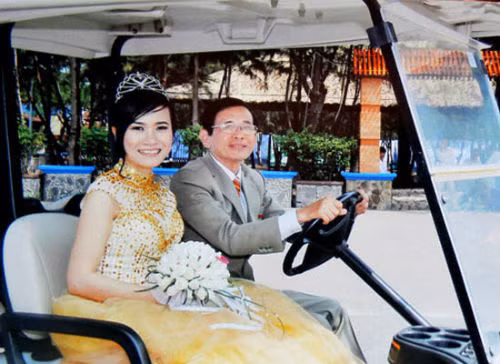 Năm 2012, dù đã 74 tuổi, đại gia Lê Ân vẫn khiến người dân Vũng Tàu xôn xao khi tổ chức đám cưới với người vợ thứ 6, kém ông 53 tuổi. Ảnh: Internet