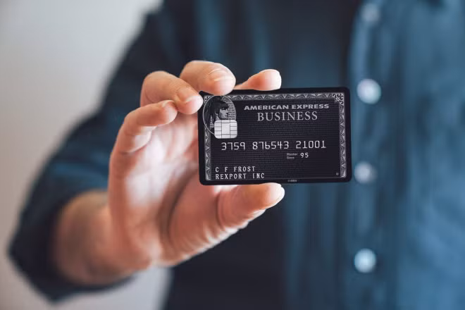Điều kiện tối thiểu cho người muốn sở hữu chiếc thẻ quyền lực này là phải có thu nhập hàng năm ít nhất 1,3 triệu USD (khoảng 29,9 tỷ đồng), tài sản ròng trên 16 triệu USD (khoảng 368 tỷ đồng).