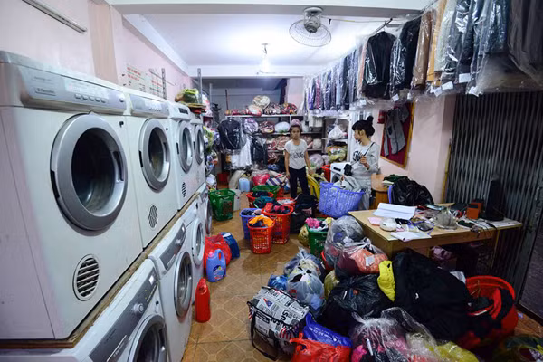 Sát Tết, nhu cầu dọn, giặt đồ của các gia đình tăng cao khiến không ít tiệm giặt là, sấy khô phải thức trắng đêm làm. Ảnh: Internet