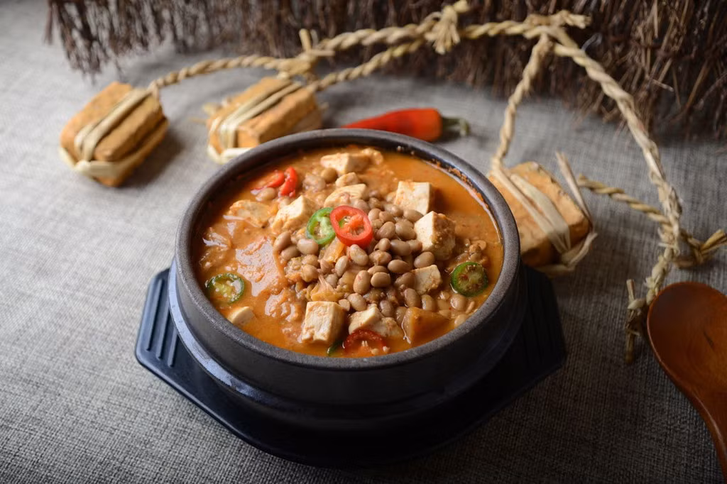 Súp xác thối là món ăn kinh dị nhưng rất hút khách ở Hàn Quốc. Mùi vị gắt, nồng đặc trưng của món súp xác thối Hàn Quốc được tạo nên bởi nguyên liệu đậu nành lên men. Ảnh: Living + Nomads.
