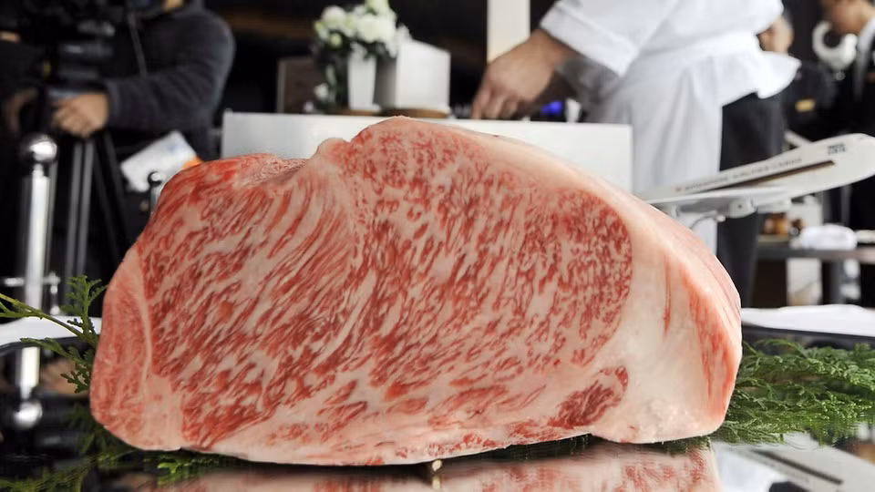 Thịt bò Matsusaka khá hiếm, bởi chỉ có một số lượng con nhất định được mổ thịt mỗi năm. Tại các cửa hàng, giá loại thịt này dao động khoảng 500 USD/kg (tương đương 11,4 triệu đồng/kg).