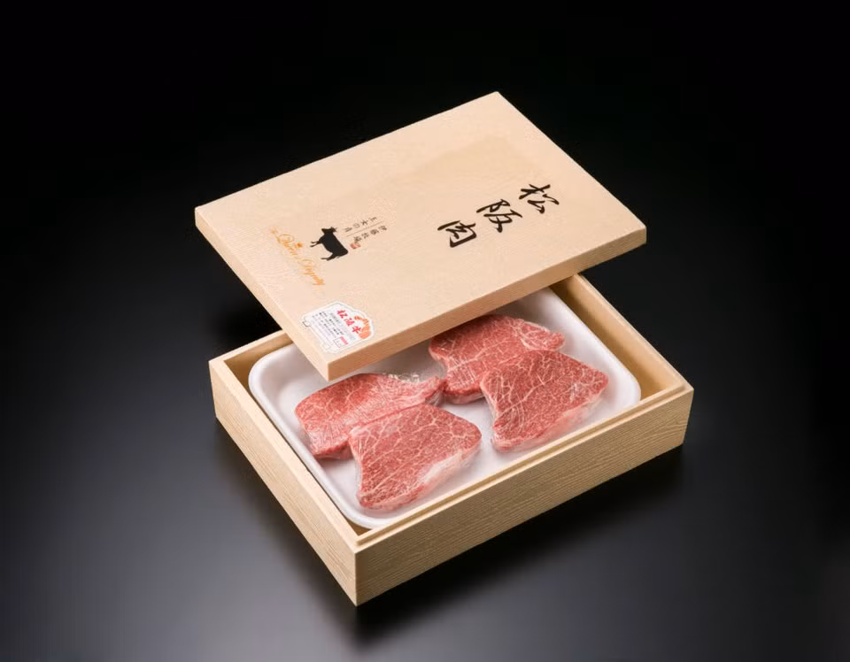 Matsusaku được lấy thịt từ bò cái đen của Nhật Bản. Tuy nhiên, con bò này phải được nuôi ít nhất 12 tháng tại tỉnh Mie và chưa sinh sản lần nào.