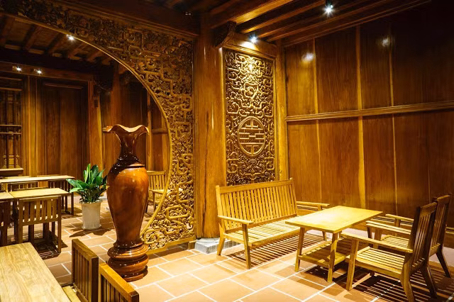 Từng chi tiết trong nhà đều được trạm trổ công phu. Ảnh: Happytourvn.