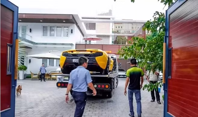 Giữa Sài thành đất chật người đông, biệt thự nhà Phan Thành có diện tích cực lớn, hệ thống cổng tự động. Ảnh: Zing.