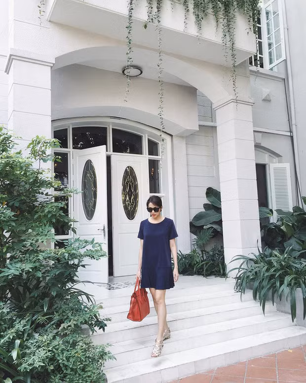 Thiếu gia Louis Nguyễn (con trai tỷ phú Johnathan Hạnh Nguyễn) sống cùng vợ (ngọc nữ Tăng Thanh Hà) trong một căn biệt thự màu trắng với không gian thoáng đãng và thiết kế đơn giản, trang nhã. Ảnh: Zing