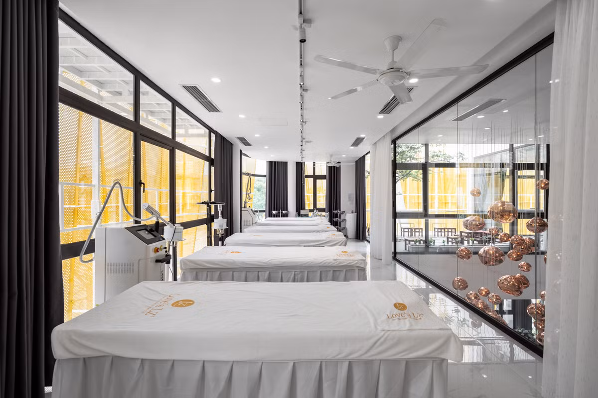 Ngược lại, nhà ở cần sự riêng tư và tách biệt về lối đi cho gia đình. Vì thế, thiết kế ngoại thất đóng vai trò là giải pháp cho nhu cầu được đặt ra.
