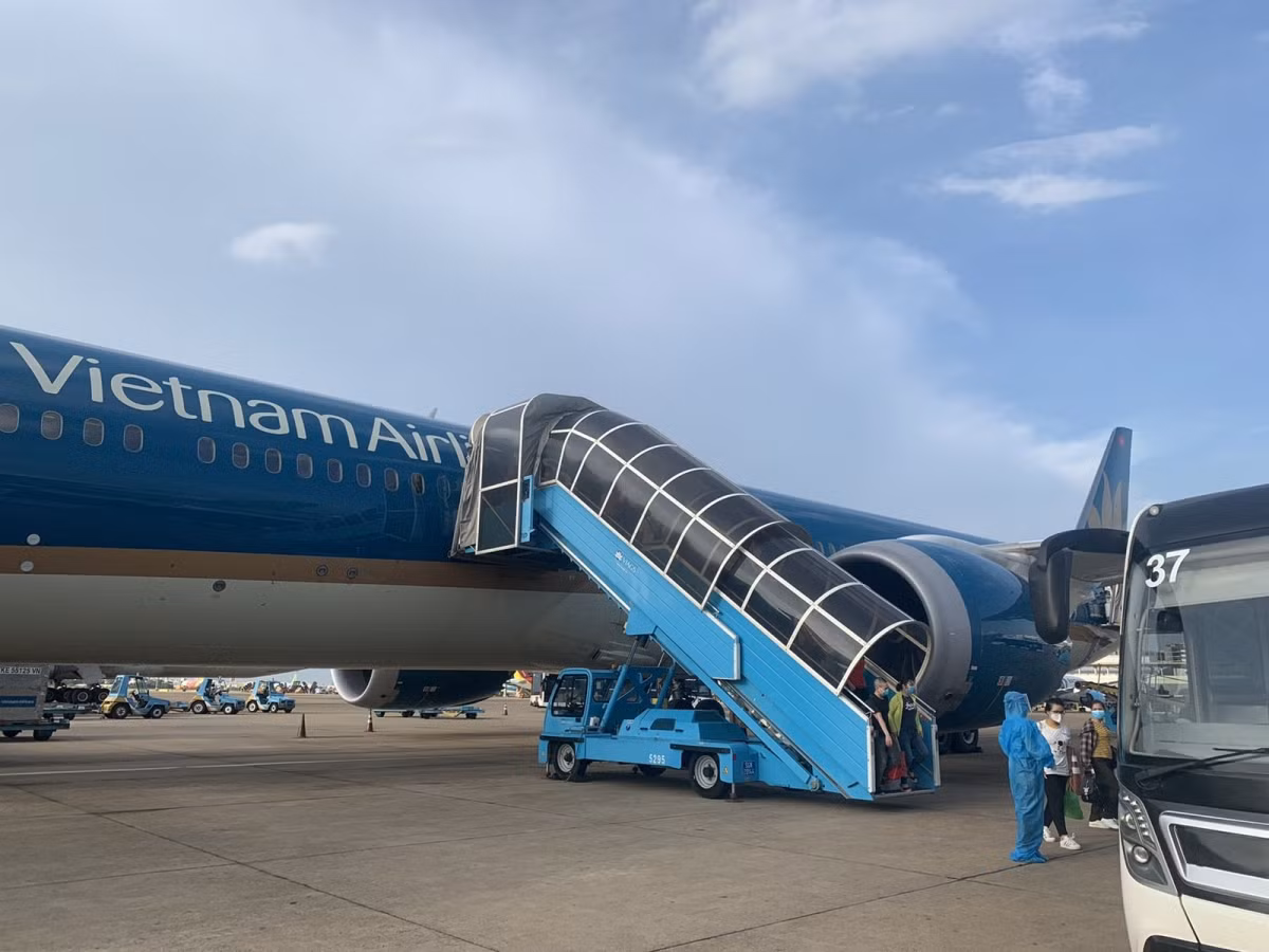 Soi may bay lon nhat Viet Nam cho 300 y bac si Ha Noi vao TP HCM