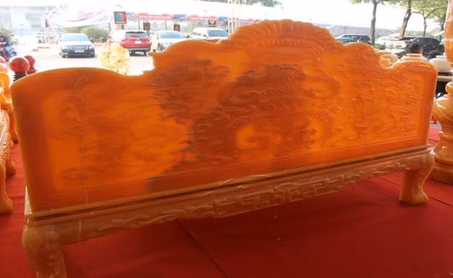 Thời gian hoàn thiện bộ bàn ghế bằng ngọc quý này khoảng 8 tháng với 8 món đồ, gồm 1 bàn, 1 ghế to, 4 ghế nhỏ, 2 kẹp. Ảnh: VTC
