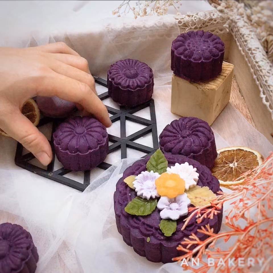 Bánh trung thu từ khoai lang tím có hương vị rất lạ miệng được nhiều chị em tự mua nguyên liệu về làm. Ảnh: FB Khánh Hòa
