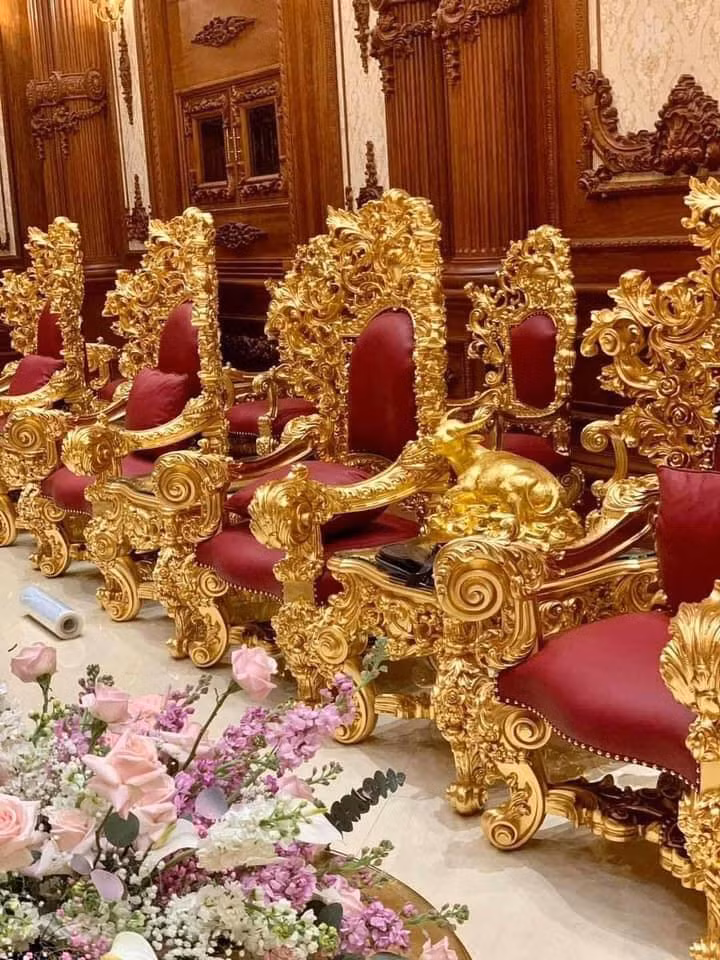 Toàn bộ nội thất trong nhà được trang hoàng lộng lẫy.