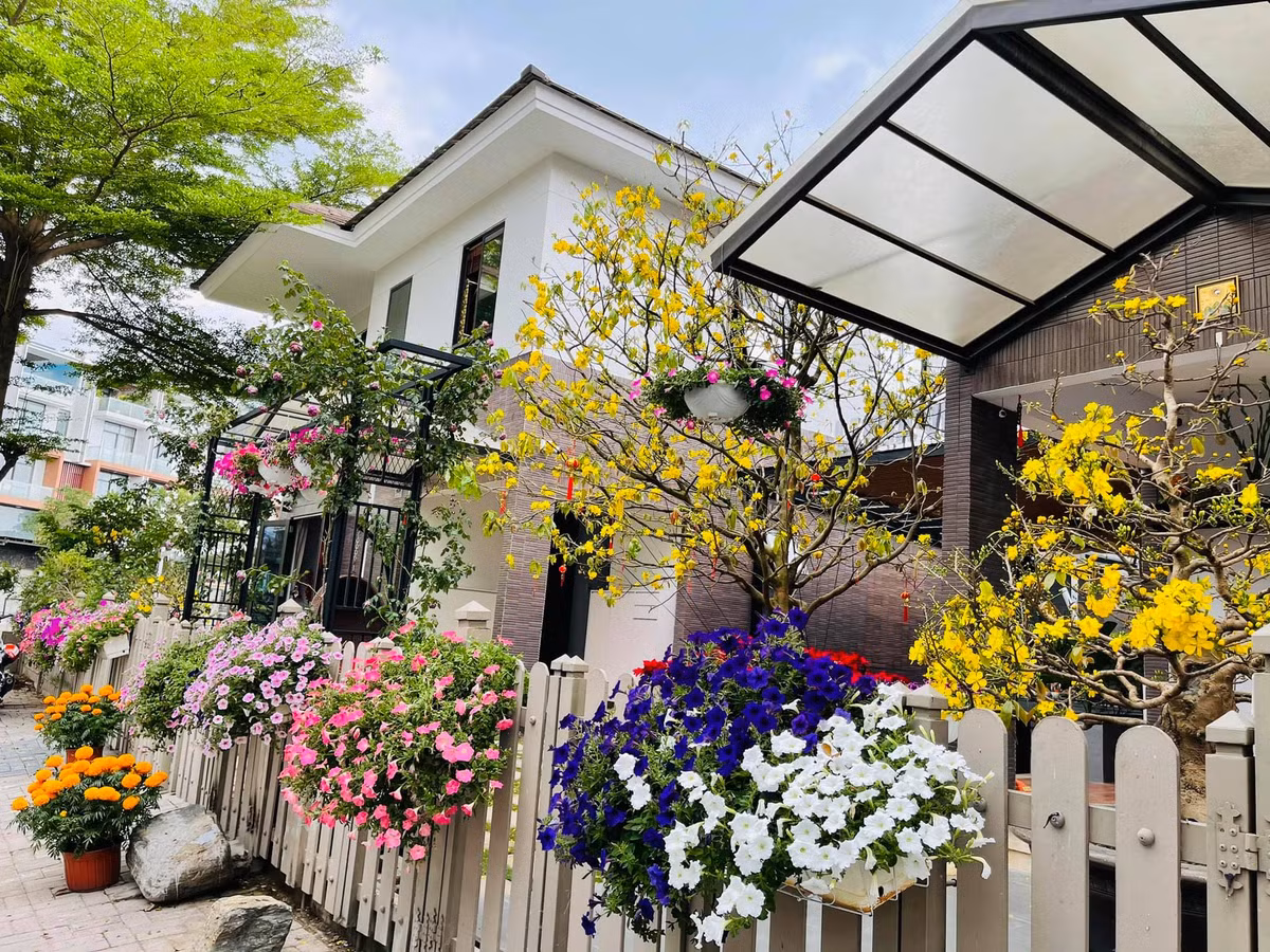 Biệt thự được bao quanh bởi hàng rào sơn trắng. Nữ ca sĩ cũng đầu tư rất nhiều loại hoa ngập khắp sân nhà và trên bờ rào bao quanh.