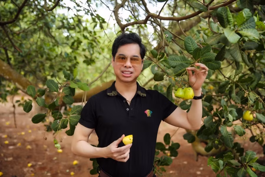 Khu vườn Ngọc Sơn được tặng không chỉ có đủ loại cây ăn trái như bơ, mít, chuối...mà còn có nhiều loại rau củ quả. Ảnh: Lao động
